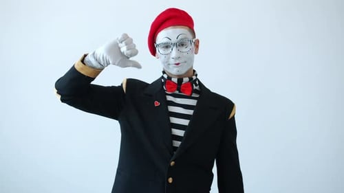 Zeitlupe des unglücklichen Pantomime-Schauspielers zeigt Daumen nach unten Handgeste Kopfschütteln auf weißem Hintergrund