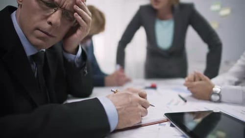 Müde Büroangestellte fühlt sich Angst, leidet beim Treffen mit Terror Lady Boss