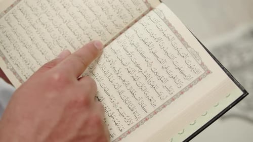 Koran lesen Nahaufnahme Mann aus dem Nahen Osten betet islamische Religion