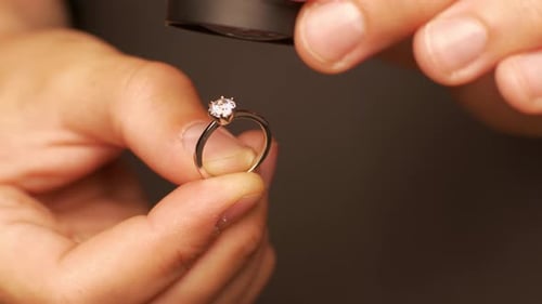 Mann überprüft Diamanten im Ring