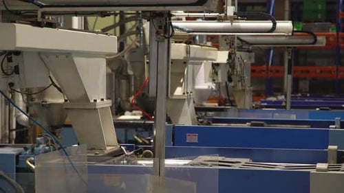 Brazos robóticos en fábrica de plástico