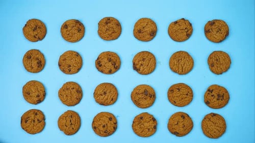 Stop Motion Cookies tanzen auf blauem Hintergrund
