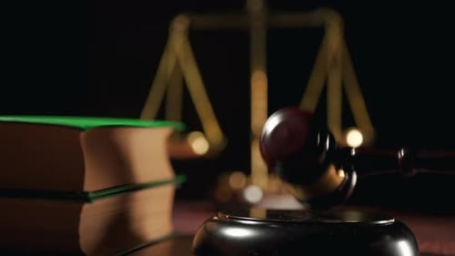 Um juiz está acertando o martelo de um quarteirão no tribunal