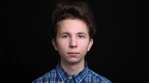 Porträt junger Mann, der in die Kamera schaut