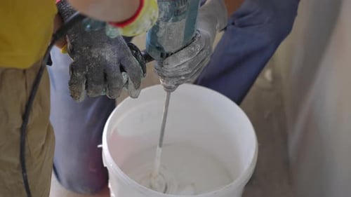 Un joven y su hijo están renovando las paredes de su casa