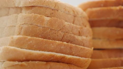 Toasten Brothaufen gesundes Brot Nahaufnahme langsame Neigung 4K 2160p 30fps UltraHD-Aufnahmen - Viel Toast b