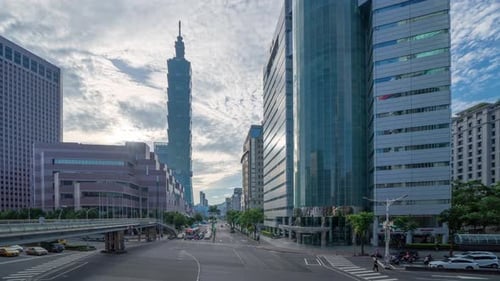 Time-lapse d'un carrefour avec circulation automobile au centre-ville de Taipei, à Taïwan.