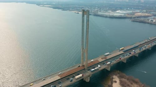 Drohnenflugaufnahmen über die Brücke mit dem Verkehr über den Fluss