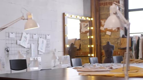 Diseñador masculino creativo dibujando ilustración de moda en un estudio de costura