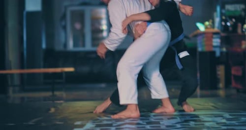 Judoka masculino aborda y lanza al oponente a través de sí mismo