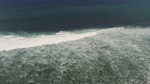 Wasseroberfläche mit großen Wellen, Luftbild.Bali