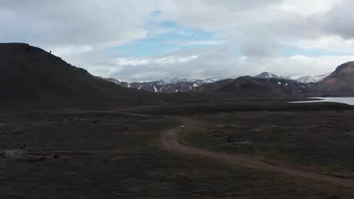 Hochwinkel-Panorama eines 4X4-Fahrzeugs, das Offroad-Steiniges Gelände fährt und die Wildnis von
