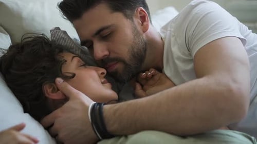 Attraktives Paar, das morgens nach dem Aufwachen zart küsst Spbd