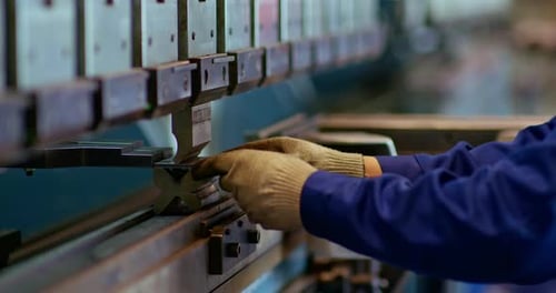 Nahaufnahme Ein Metallteil wird in die CNC eingeführt, um das Metall zu biegen