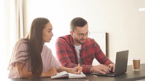Une jeune pigiste brillante discute avec une collègue de sexe féminin de problèmes liés au travail