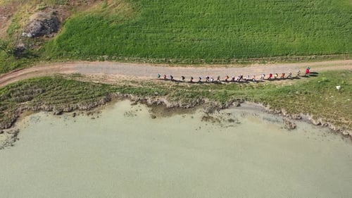Trekking au bord du lac en vue aérienne 6
