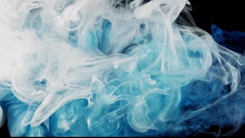 Weiße und blaue Acrylfarben werden durch eine Wolke in Wasser gemischt