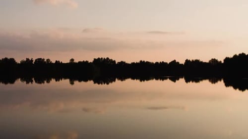 Reflexion von Wald und Himmel am See