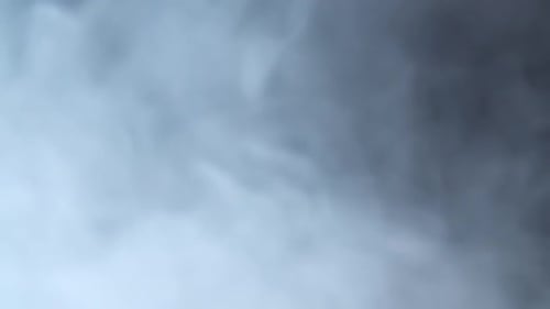 Fumée blanche flottant dans l'espace sur fond noir. Effet de brume, de fumée, de vapeur, de brouillard. Lent