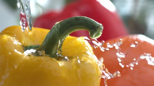 Wasser spritzt in Zeitlupe auf Paprika; aufgenommen auf Phantom Flex 4K bei 1000 fps