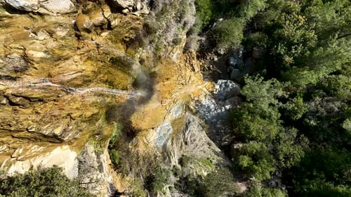 Une petite cascade dans les montagnes vue aérienne 4 K