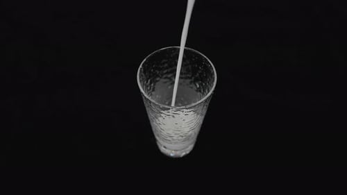 Vierte un vaso de leche