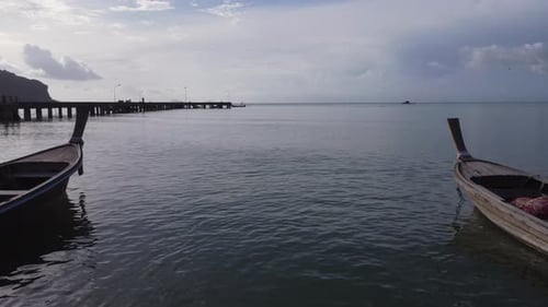 Luftaufnahme von Drohnen von Fischerbooten am Ufer bei Ebbe.