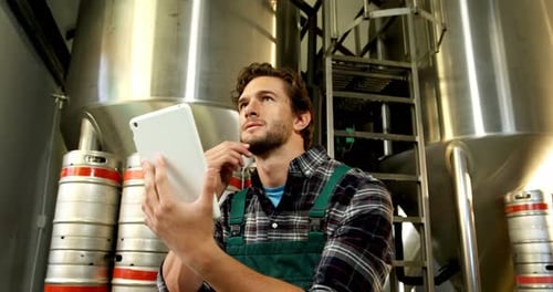 Brauer nutzt digitales Tablet in Brauereifabrik 4k