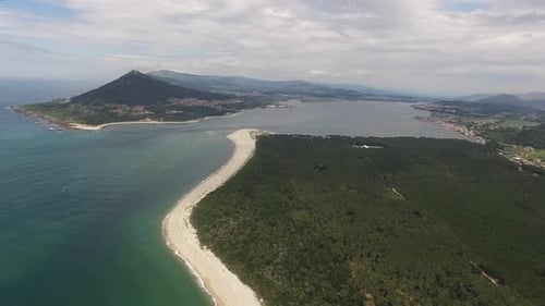 Voler le long de la plage aérienne