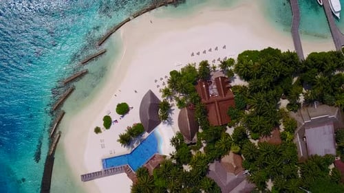 Sonniger Himmel des Inselstrandes am Meer und Sandhintergrund in der Nähe der Sandbank