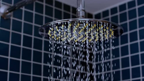 Dusche fließt in Nahaufnahme und Zeitlupe