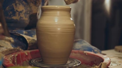 Manly, Dirty Potter faisant la forme d'un vase en argile préparé dans l'atelier