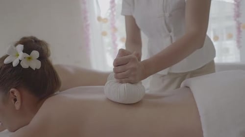 Schöne junge Frauenmassage Multiethnische Frauen entspannen sich im Spa-Center mit einer Therapie.