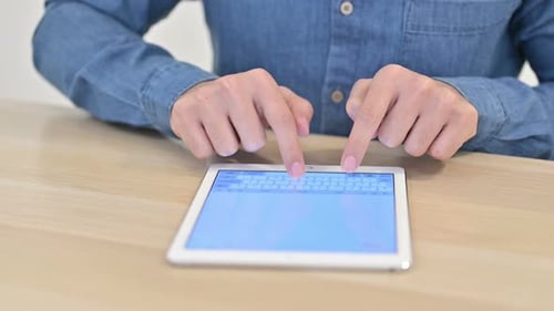 Nahaufnahme des Tippens männlicher Hand auf dem Tablet