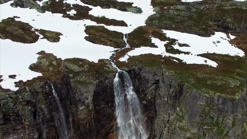 Atemberaubender Flug über hohen Wasserfall in Norwegen, Luftaufnahmen