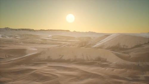 Rote Sanddünen in der Wüste bei Sonnenuntergang