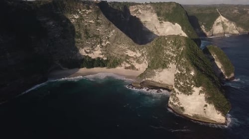 Luftaufnahme des Kelingking Beach auf der Insel Nusa Penida