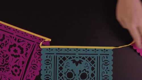 Decoraciones para la tradicional festividad mexicana del Día de Muertos sobre fondo negro.