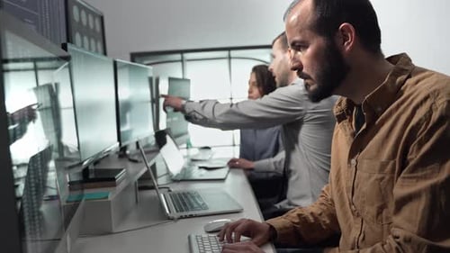 Programmeur informatique travaillant sur un ordinateur de bureau