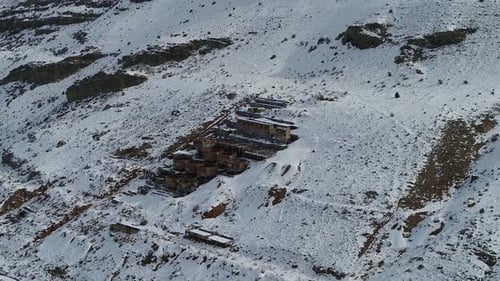 Construit sur le flanc d'une montagne en 1920 à l'extrémité sud de Genola, dans l'Utah, le Old Tintic Mill p