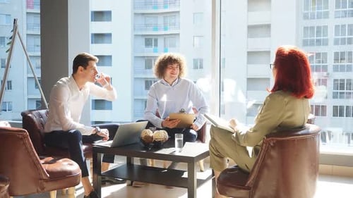 Rendez-vous d'affaires dans un espace de bureau. Femme d'affaires lisant ses prépositions et ses plans