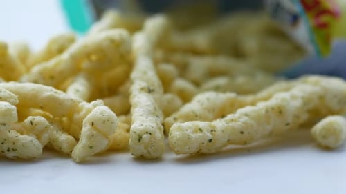 Leckere Kartoffelchips auf weißem Hintergrund