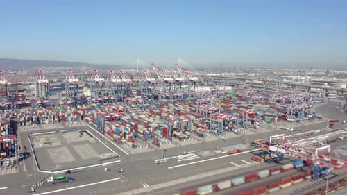 Frachtcontainer im geschäftigen Hafen, aus der Luft. Drohnenschuss.