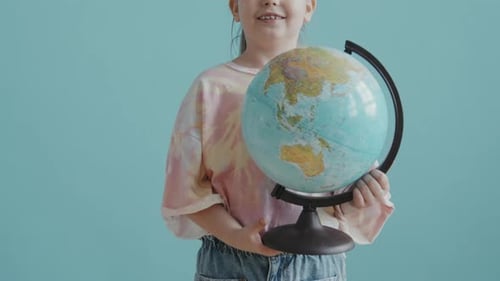 Porträt eines 8-jährigen Mädchens mit World Globe