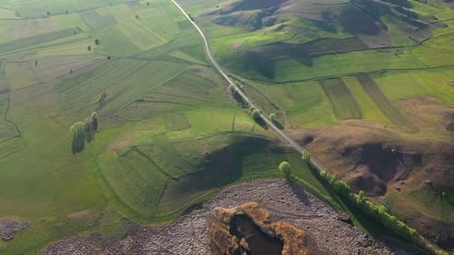 Vue Aérienne Du Lac Recouvert De Prairies Et De Ro