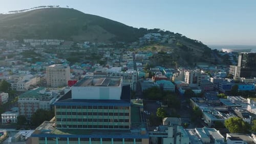 Sobrevoe prédios altos e siga em direção ao bairro residencial de Bo Kaap