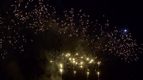 Buntes Feuerwerk bei Nacht auf Himmelshintergrund