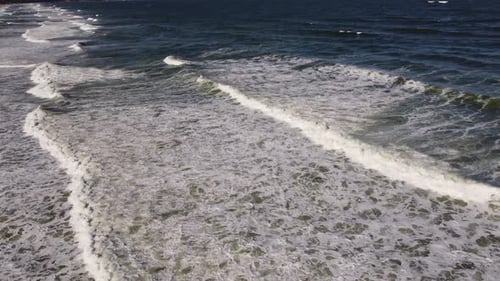 Luftaufnahme von Sandstrand und Meereswellen