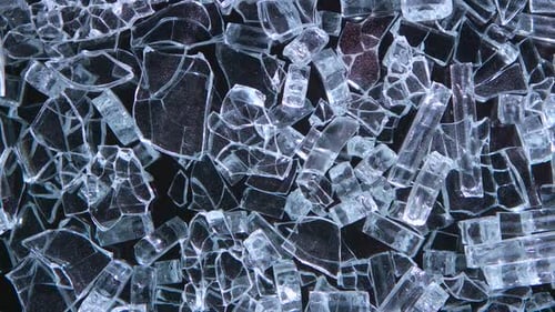 Black Table Lie Glasscherben