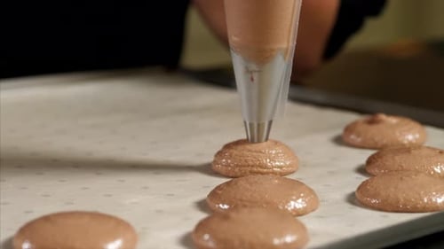 Der Koch bereitet die Basis für die Zubereitung des Macaron-Desserts zu